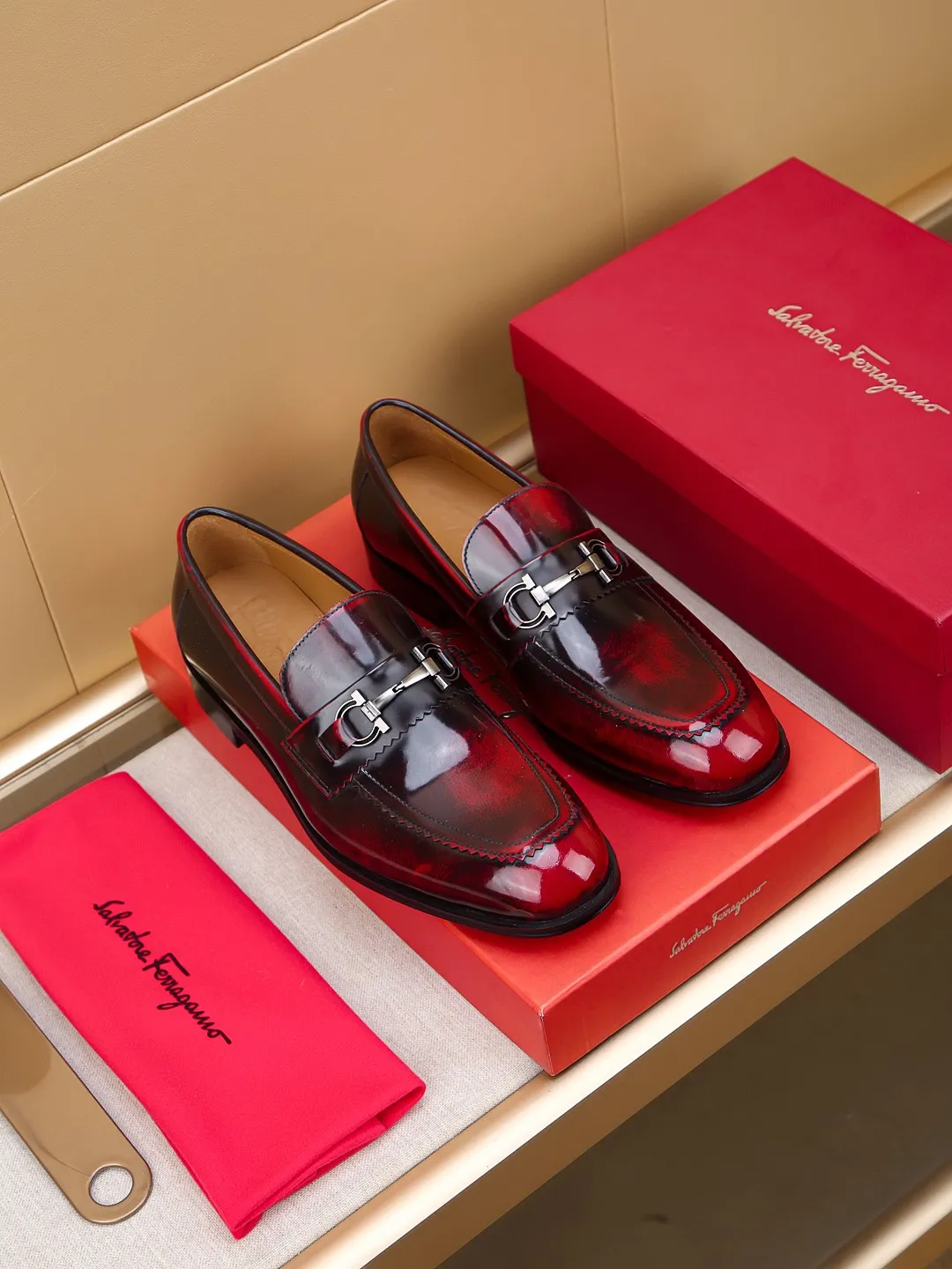 Men's shoes 💰460 🕷🕷🐂【Ferragamo】Ferragamo Popular fashionable leather shoes🇨🇳Official website counter 1:1 production, original mold opening💯Good quality can be seen, imported high-end first-layer waxed calfskin, water-dyed🐂leather lining🌿very clear texture, high-quality waterproof, non-slip and wear-resistant outsole🎋high quality and low price, truly handmade🍓colors available! Code number 39-44......(38.45.46.47 customized)
